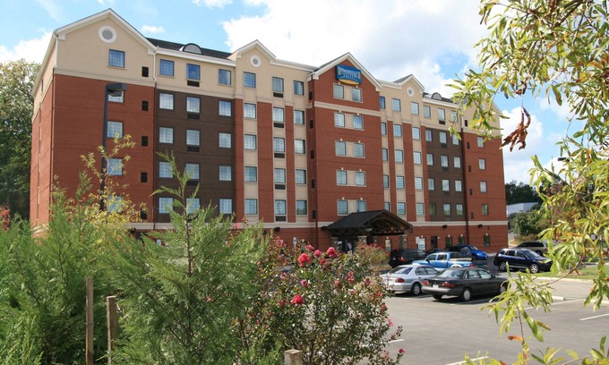 Aquia Harbour Condominio | 1 Bedroom | Shared Indoor Pool + Business Center