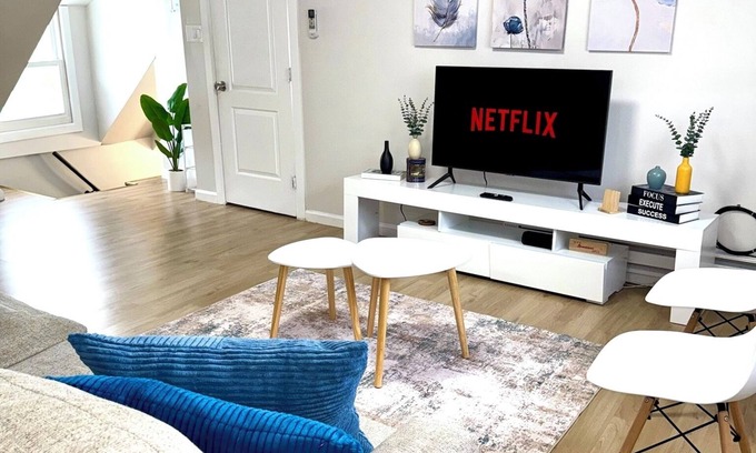 Newark Apartamento | 1 Bedroom Urban Retreat with Patio & Gym!