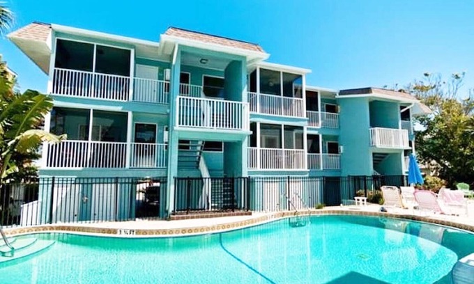 Bradenton Beach Condominio | 1 Block From Beautiful Bradenton Beach, Restaurants, shops, and Fishing Pier!