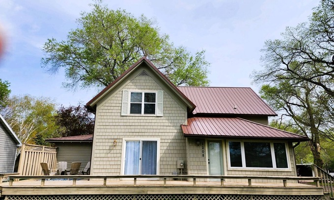 Okoboji Casa | 1 Block from East Lake!