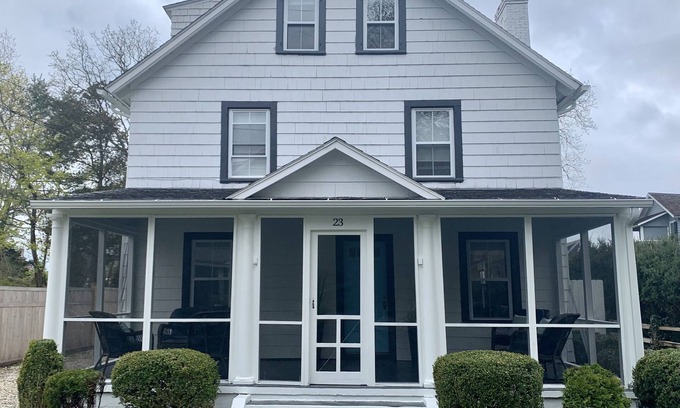 Madison Center Casa | 1 Block from Water - Welcoming 4 Bedroom Home