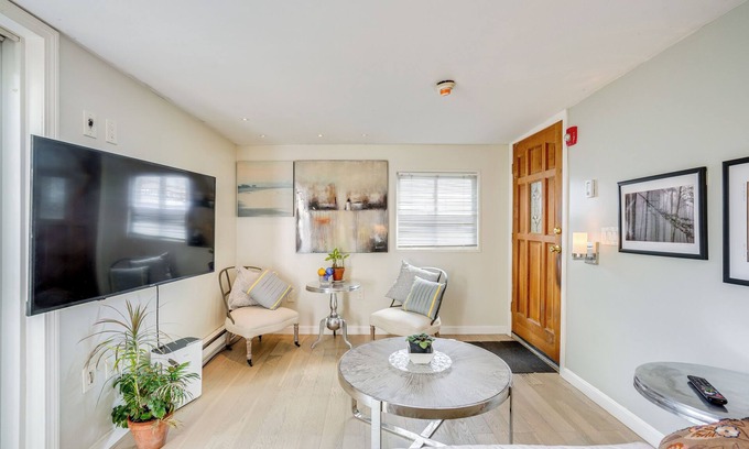 Lynn Apartamento | 1 Block to Beach: Pet-Friendly Apt w/ Yard in Lynn