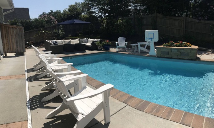 Northeast Virginia Beach Casa | Nuevo y exclusivo hogar personalizado con piscina privada y bañera de hidromasaje: ¡a 1 cuadra de la playa!