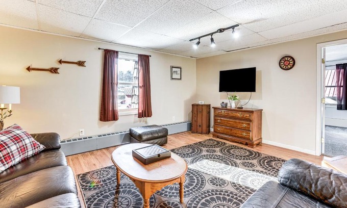 Beulah Apartamento | 1 Block to Crystal Lake Downtown Beulah Apt!