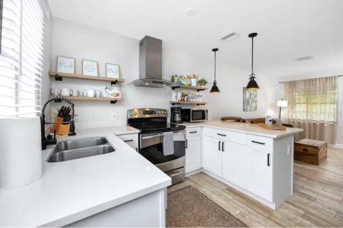 New Port Richey Casa | 1 block to dwnt 7min beach King bed Free parking