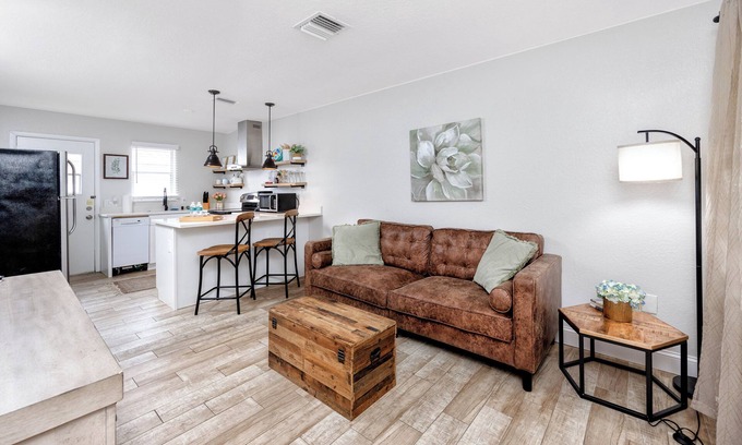 New Port Richey Casa | 1 block to dwnt/7min beach/king bed/Free parking
