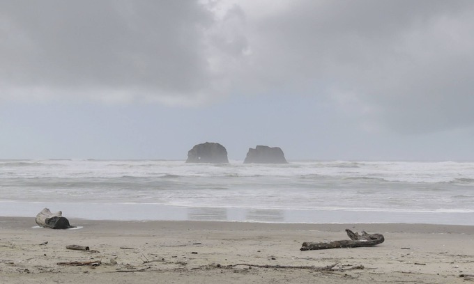 Rockaway Beach Cabaña | 1 Block to Twin Rocks Beach: Pet-Friendly Cottage