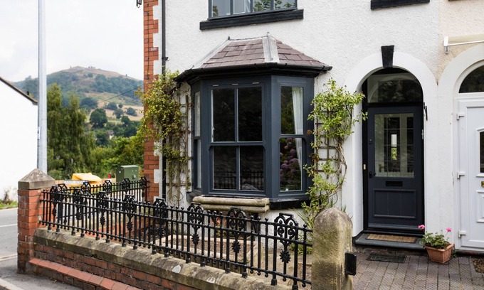 Llangollen Casa | 1 BODWEN VILLAS, pet friendly, with a garden in Llangollen