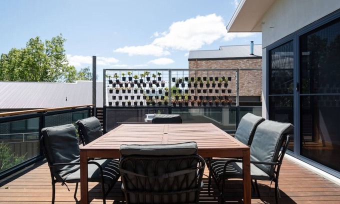 Riverside Casa | 1 booking, 2 houses, 6 beds, 3 baths!