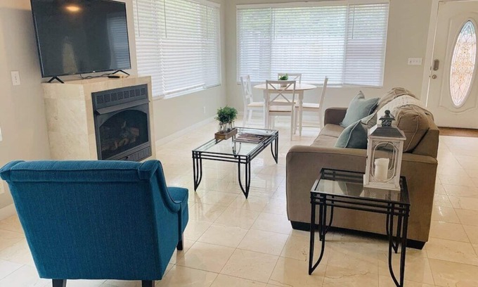 Demere Park Casa | 1 BR Island Retreat! Walk to the beach, Pier, Tennis, Picleball & Food. Sleeps 4