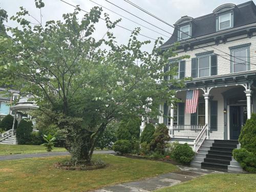 Poughkeepsie Apartamento | 1 Br Private Victorian Apt in convenient City location on half acre sleeps 4