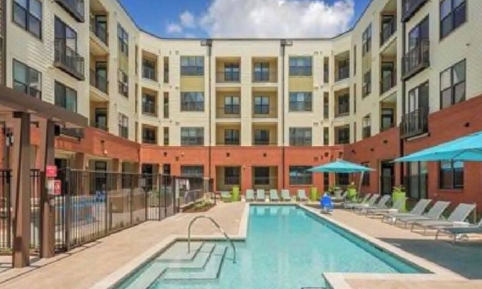 Downtown Apartamento | 1 BR Rental Unit* W/Skyline View* Free Parking