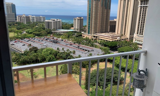 Waikiki Condominio | 1 BR Top floor stunning views from 2 Lanais. Jeep & Parking Available thru Turo