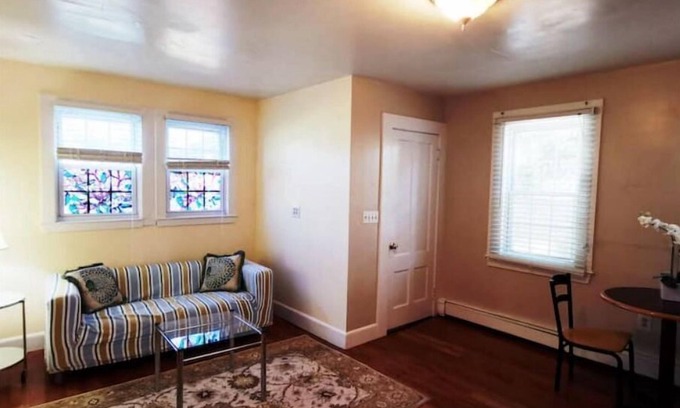 Framingham Casa | 1 BR unit, private entrance and bathroom, free parking, walk to FSU
