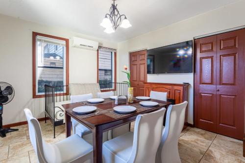 Hillside Casa | 1 Bus Stop To NYC-Hot Tub-EWR Airport-Free Parking