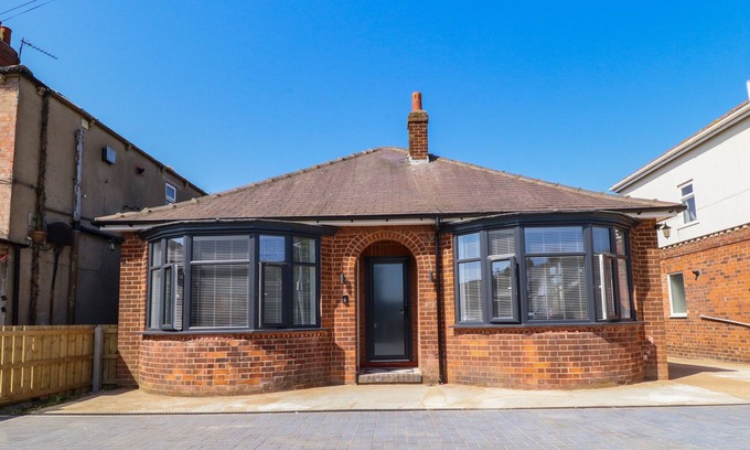 Withernsea Casa | 1 CHESTNUT GROVE, pet friendly, country holiday cottage in Withernsea