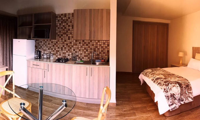 Greater Johannesburg Metropolitan Area Apartamento | 1 unidad de tierra de lujo con cama doble enorme TV + jardín privado