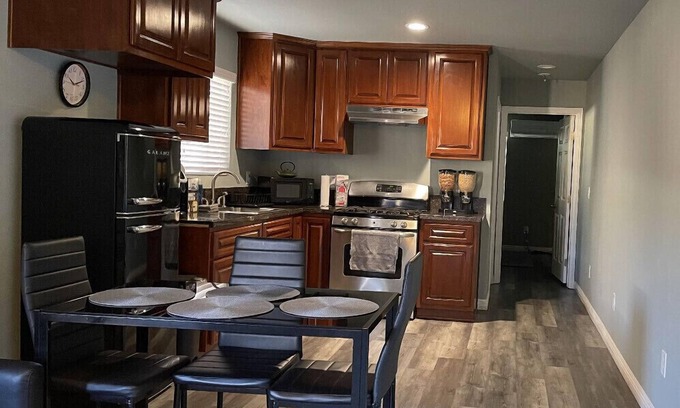 Maywood Casa | 1 GIG Wifi Guest House