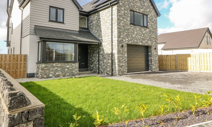 Dwyran Cabaña | 1 GWEL Y GOEDWIG, family friendly, with open fire in Newborough