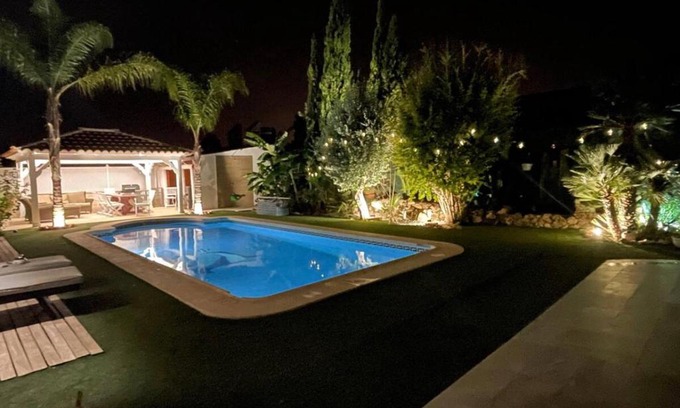 San Vicente del Raspeig Casa | 1 Habitación con baño privado frente a la piscina, máximo para 4 personas, No es la casa completa,1cama y 1 sofa-cama