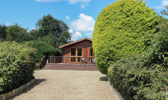 Narberth Cabaña | 1 HORNBEAM LODGE, family friendly, with hot tub in Narberth