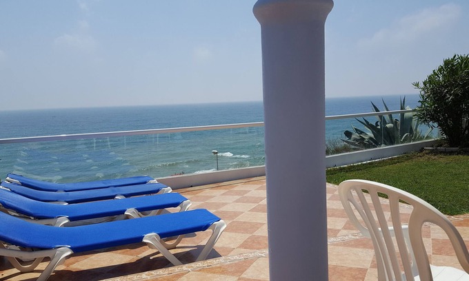 El Faro Villa | 1 Casa frente al mar. Con jardín, piscinas y WI-FI potente. costabonita España
