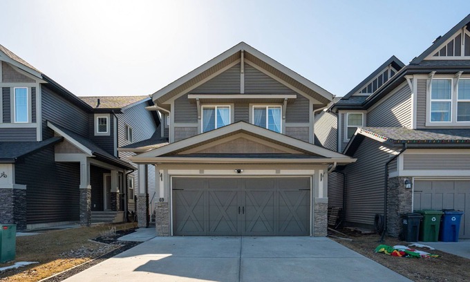 Cochrane Casa | 1 hr to Banff – Convenient for families and group travellers.