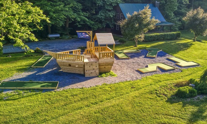 Cosby Cabina | #1 KID'S CABIN!! JUST RENOVATED| CREEK| MINI GOLF⛳️PIRATE PLAY SHIP🏴‍☠️ HOT TUB
