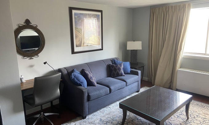Downtown Atlanta Condominio | 1 King BR Downtown ATL with FREE Parking