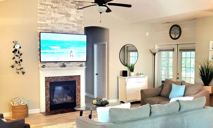 Westgate Casa | 1 King suite 2 queen's bedroom lfamily home great location!