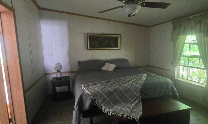 Castleton Casa | 1 Level easy access 3-BR Home in Historic Castleton close to travel destinations