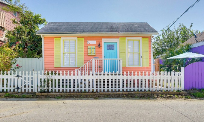 Galveston Cabaña | 1 Mi to Beach: Colorful Cottage in Galveston!