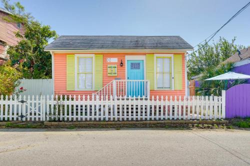 Galveston Casa | 1 Mi to Beach Colorful Cottage in Galveston!