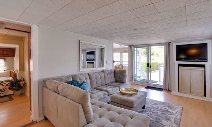 Birch Bay Cabina | 1 Mi to Birch Bay SP! Cozy Cabin w/Pool Access