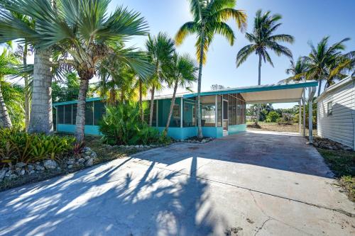 Bokeelia Casa | 1 Mi to Boat Ramp Bokeelia Home with Screened Patio