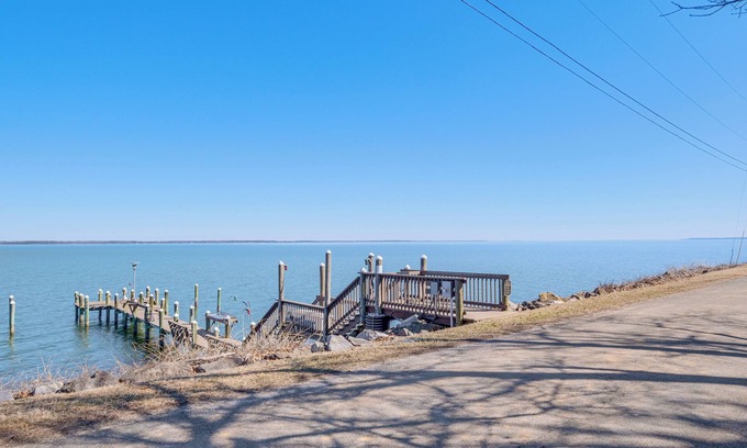Issue Casa | 1 Mi to Colonial Beach Boardwalk: Home w/ Fire Pit
