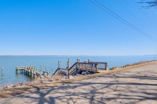 Issue Casa | 1 Mi to Colonial Beach Boardwalk Home with Fire Pit