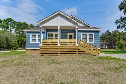 Manteo Casa | 1 Mi to Dtwn Manteo Dog-Friendly Home with Deck