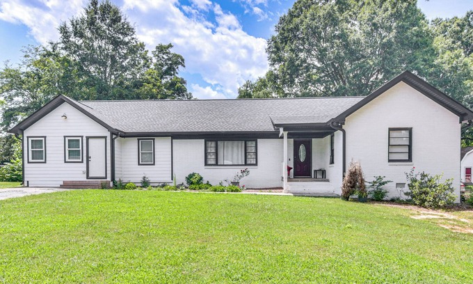 Monroe Apartamento | 1 Mi to Dtwn Monroe: Family-Friendly Duplex!