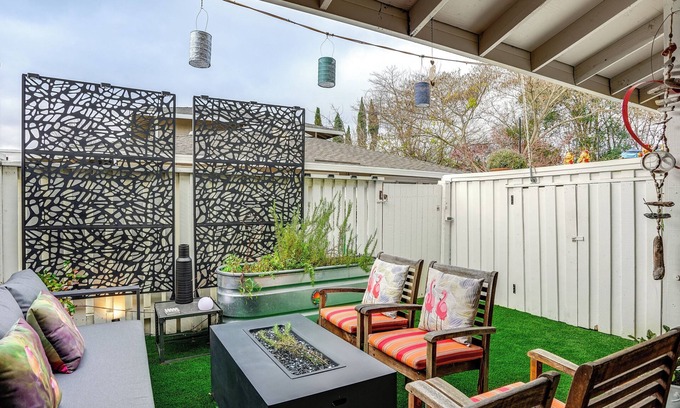 Napa Casa | 1 Mi to Dtwn Napa: Townhome w/ Pool Access
