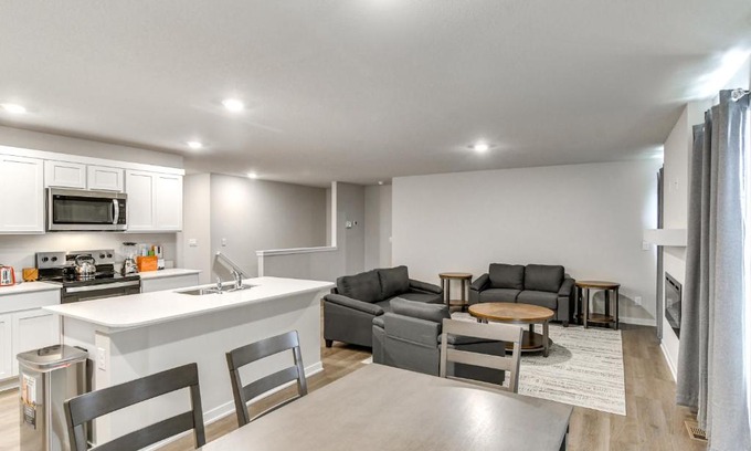 Waukee Casa | 1 Mi to Golf Quiet Waukee Home with Fireplace!