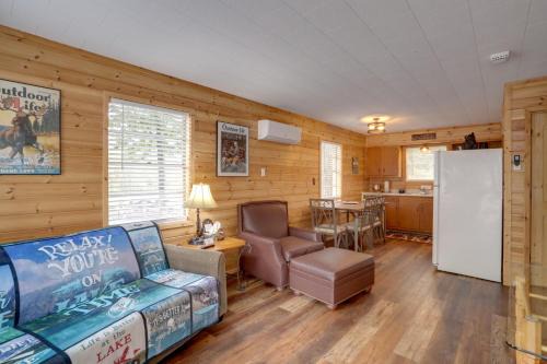 Greers Ferry Casa | 1 Mi to Greers Ferry Lake Cabin with Pool Access