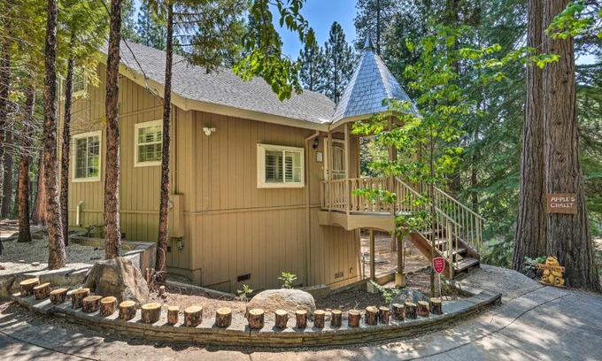 Placerville Casa | 1 Mi to Jenkinson Lake Apples Chalet with Deck