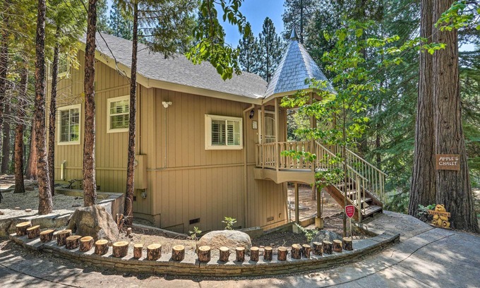 Placerville Cabina | 1 Mi to Jenkinson Lake: ‘Apple’s Chalet’ w/ Deck