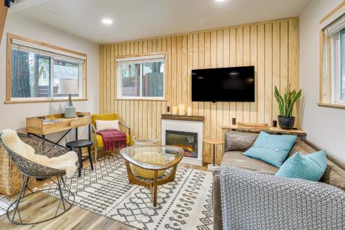 Crestline Apartamento | 1 Mi to Lake Cozy Crestline Cabin with Hot Tub!