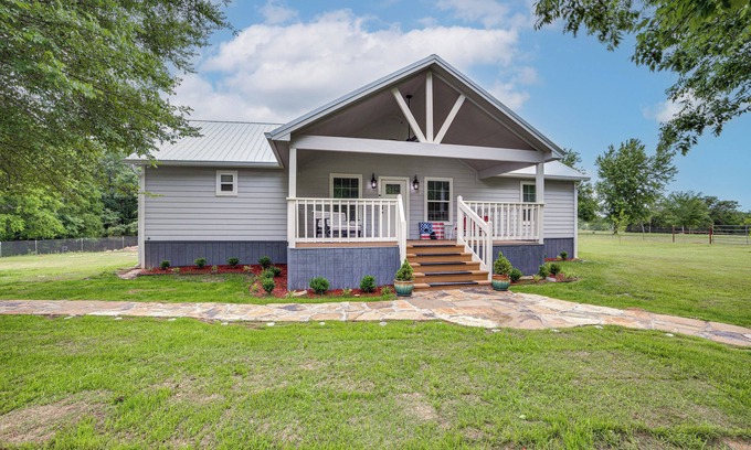Yantis Cabaña | < 1 Mi to Lake Fork: ‘Appy Haven’ in Yantis