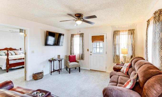 Hollands Landing Casa | 1 Mi to Lake Murray Pet-Friendly Home with Deck