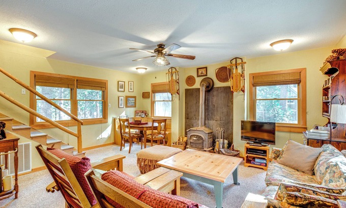 Tahoma Cabina | 1 Mi to Lake Tahoe: Rustic Cabin w/ Boat Dock