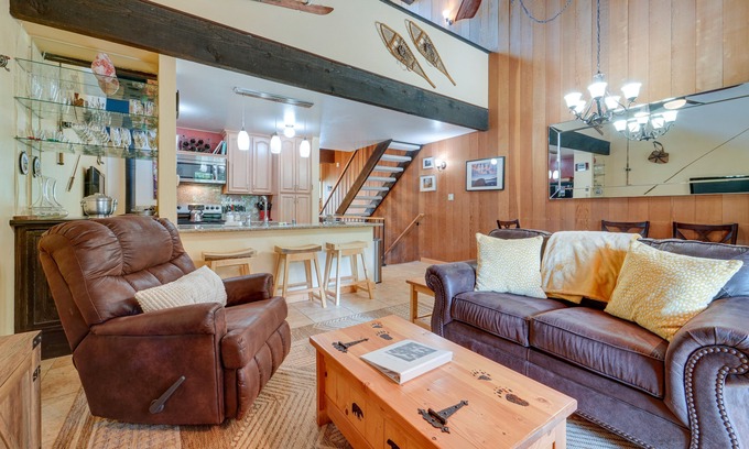 Kings Beach Condominio | 1 Mi to Lake Tahoe: Condo w/ Deck in Kings Beach!
