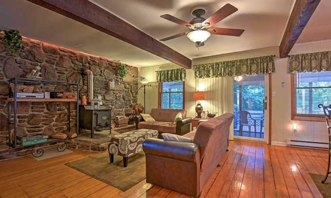 Greentown Casa | ¡Tranquila casa 3BR con terraza cerca del lago Wallenpaupack!